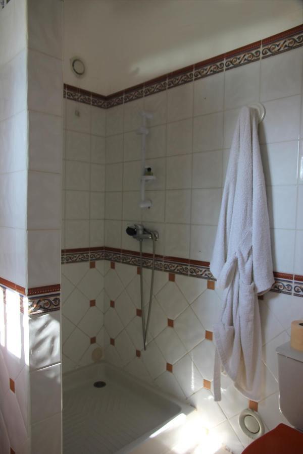 Bed and Breakfast ENTRE AVIGNON et PONT DU GARD Rochefort-du-Gard Exterior foto