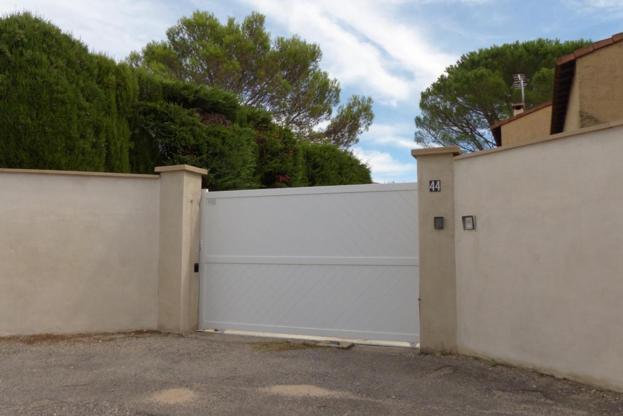 Bed and Breakfast ENTRE AVIGNON et PONT DU GARD Rochefort-du-Gard Exterior foto